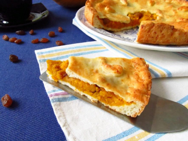 Closed cottage cheese pie with pumpkin