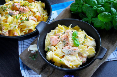 Pasta with red fish in cream sauce