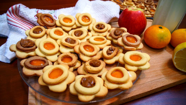 Double shortbread cookies with jam