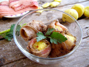 Potatoes in bacon