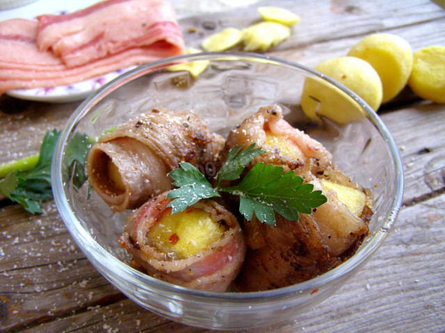 Potatoes in bacon