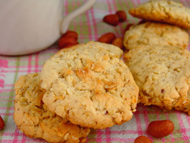Oatmeal cookies with peanuts