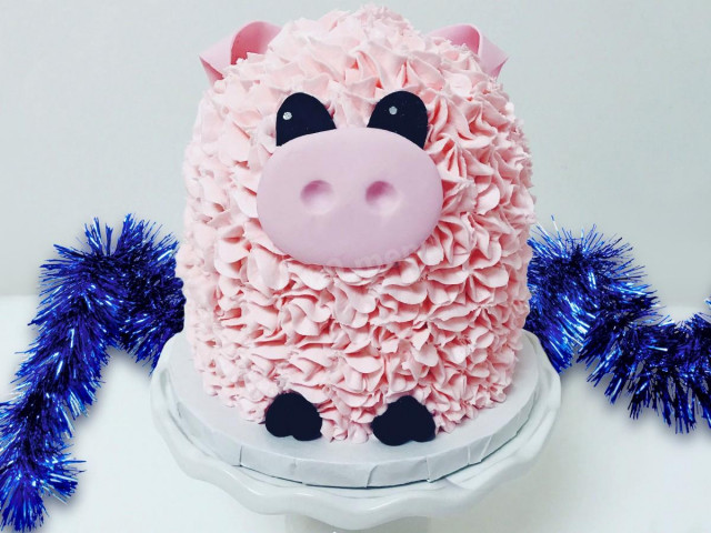 Birthday cake with yogurt cream Piggy