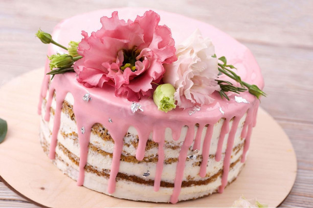 Cake with fresh flowers