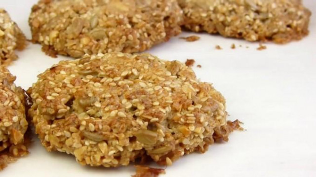 Crispy oatmeal cookies without flour with peanuts and seeds