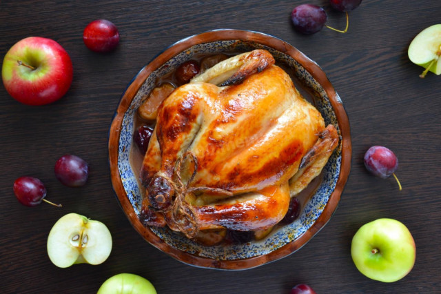 New Year's chicken stuffed with plums and apples