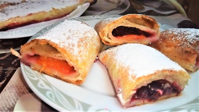 Apricot strudel from cottage cheese dough