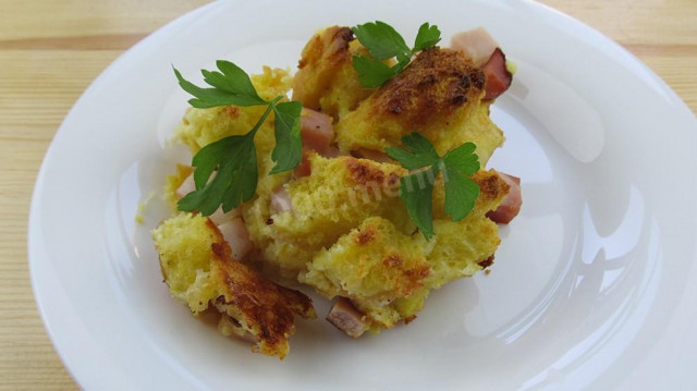 Bread pie with ham and cheese