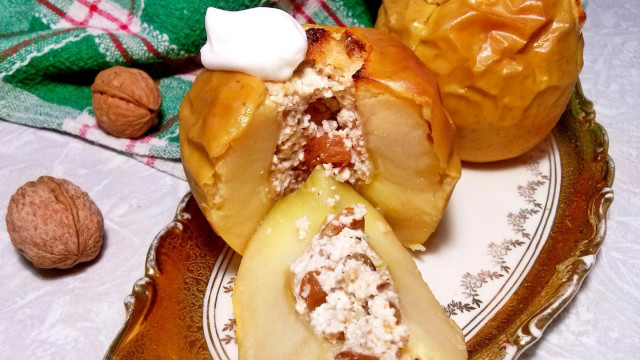 Baked apples with a surprise
