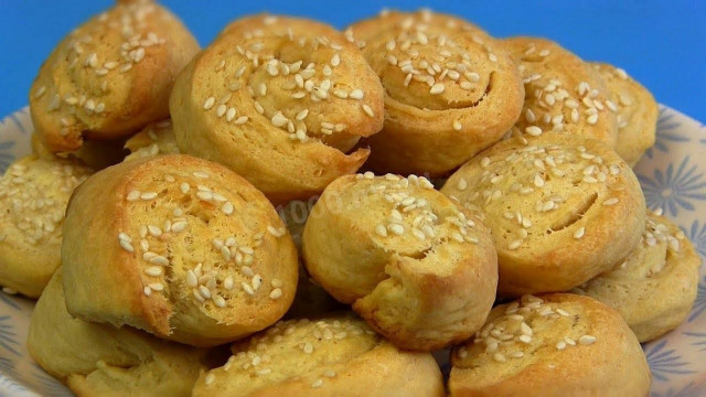 Processed cheese cookies with sesame seeds