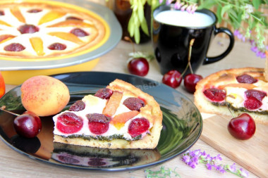 Short curd pie with fruit and sorrel