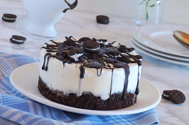 Oreo cookie cake with pastries