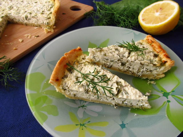 Shortbread pie with cottage cheese and herbs