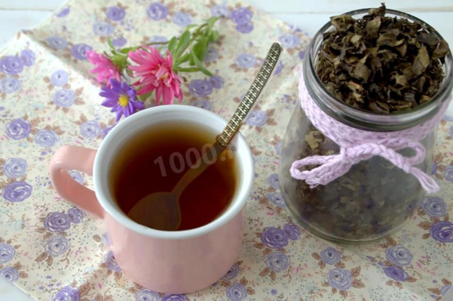 Fermented tea made from strawberry leaves