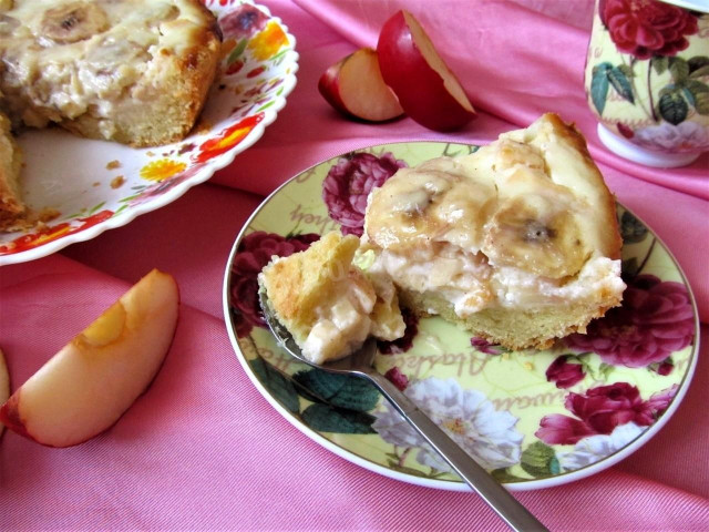 Fruit pie with sour cream filling