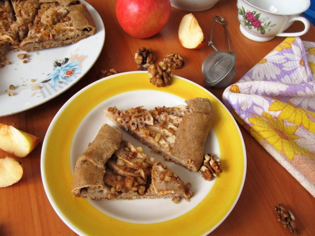 Rye biscuits with apples and nuts