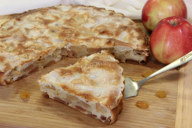Apple pie with sour cream filling