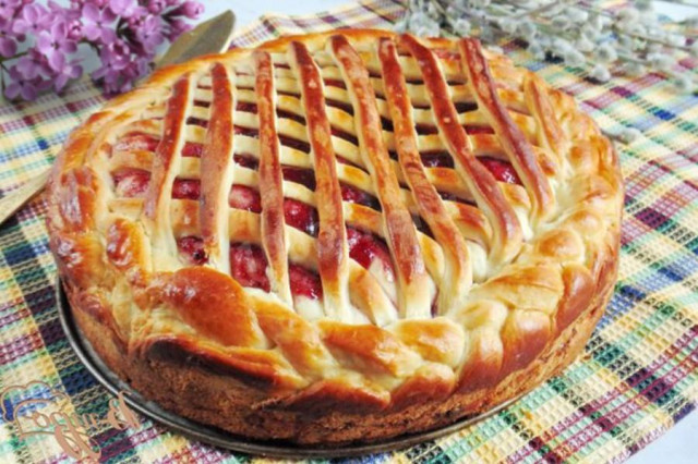 Pastry pie with jam