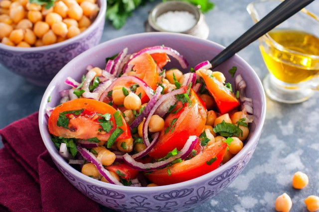 Salad with chickpeas and tomatoes
