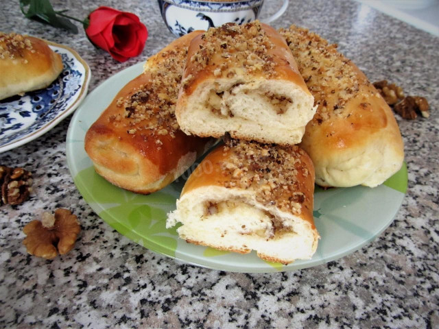 Buns with nuts from yeast dough