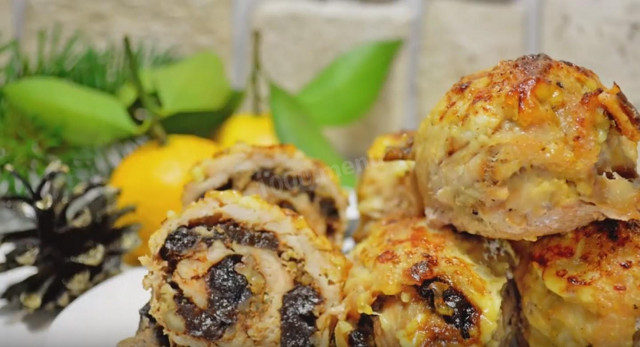 Meat rolls with prunes and nuts