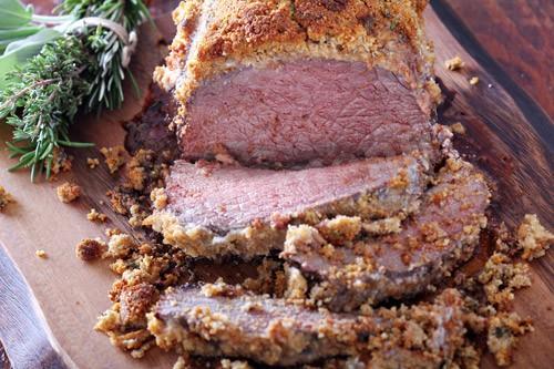 Baked beef with a spicy bread crust