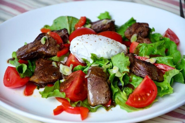 Warm salad with chicken liver and poached egg