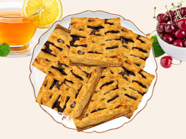 Pie with frozen berries from puff pastry