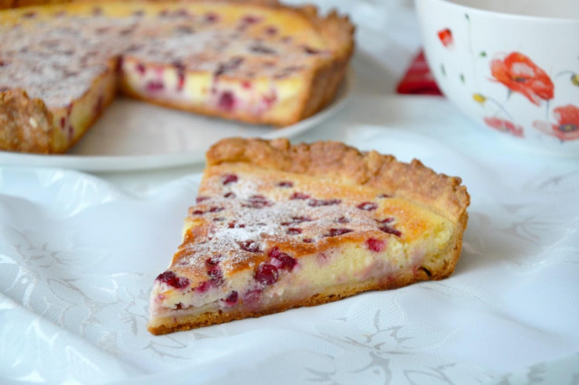 Tart with shortbread cranberries