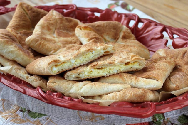 Khachapuri with puff pastry cheese