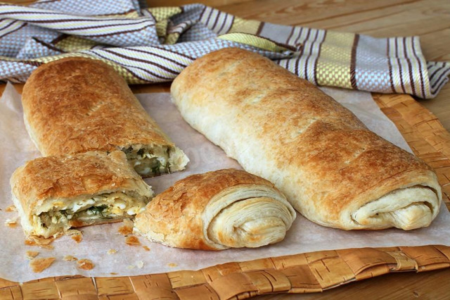 Puff pastry roll with ready-made cheese
