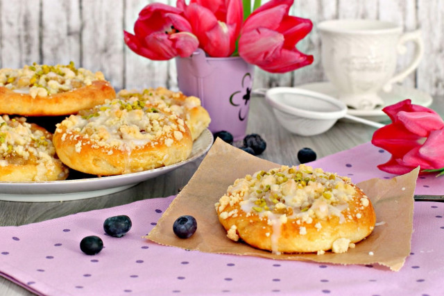 Cheesecakes with apple filling and streusel