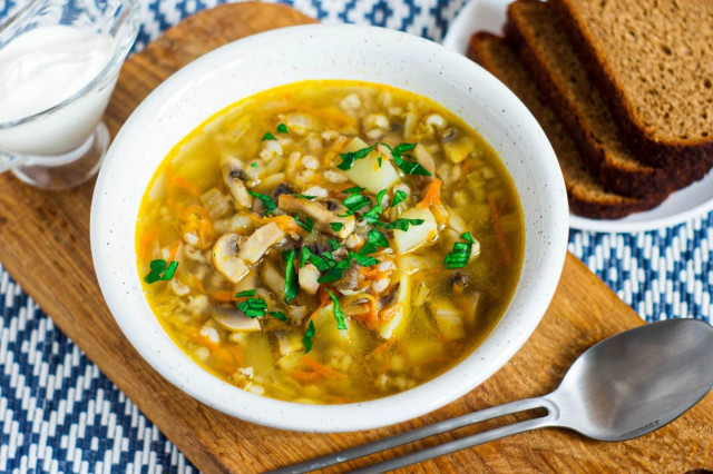 Mushroom soup with pearl barley and potatoes