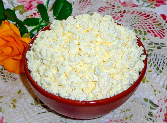 Cottage cheese made from milk and kefir