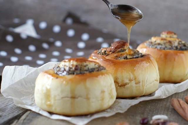 Buns sinabon with poppy seeds