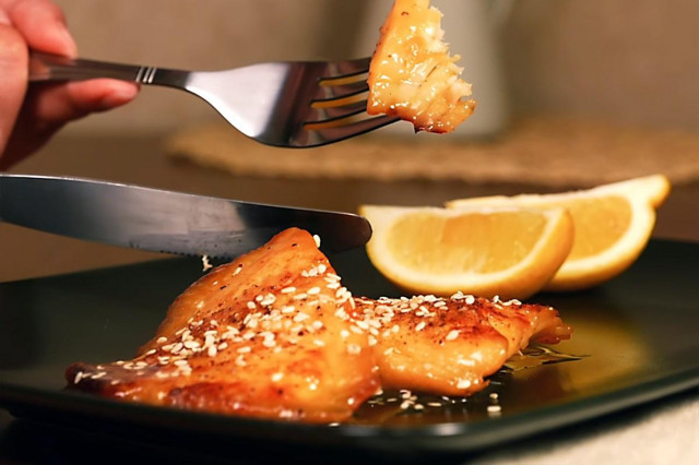 Perch fillet in honey glaze with sesame seeds