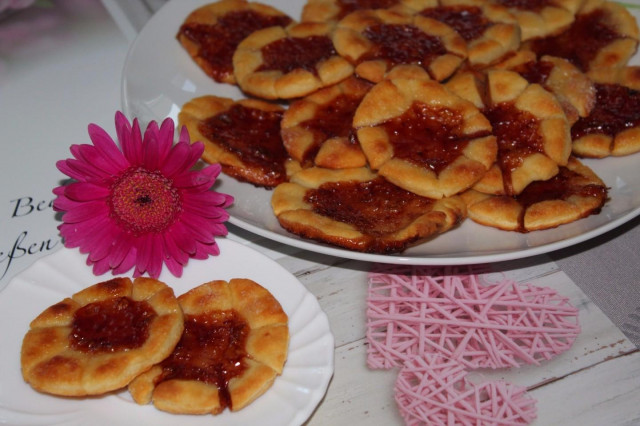 Cottage cheese flowers with jam