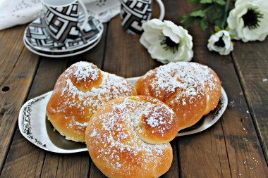 Spanish rolls with custard