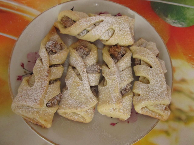 Openwork cookies with walnut filling