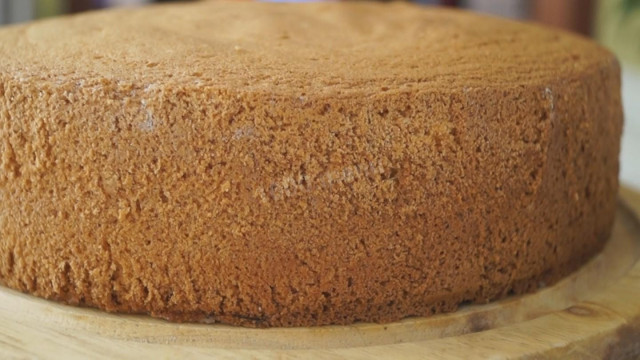 How to make a simple airy sponge cake