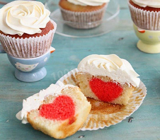 Cupcakes with a heart for St. Peter's Day Valentine