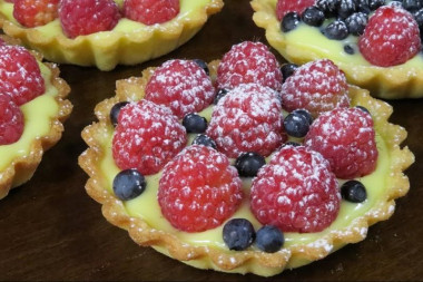 Baskets with custard and berries