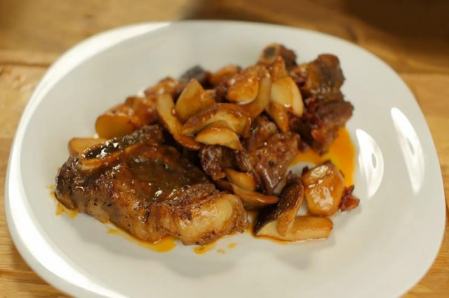 Beef ribs with mushrooms in wine