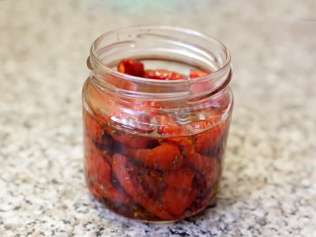 Dried tomatoes with basil and oregano