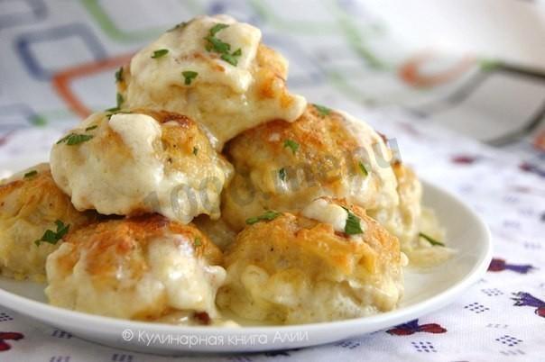 Tender chicken balls in cheese and cream sauce