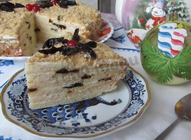 Cake with cottage cheese cakes and prunes