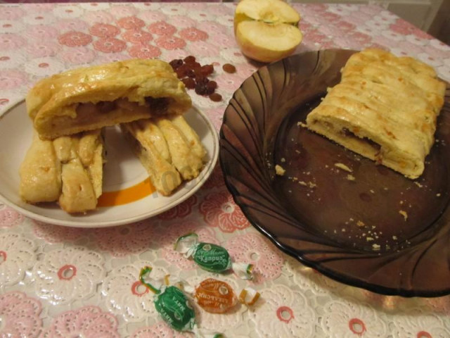 Shortbread pie with apples and raisins