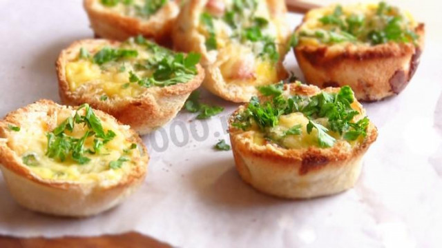 Baskets of toast bread with sausage and cheese