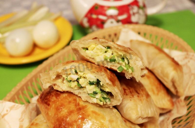 Puff pastry with onion and egg