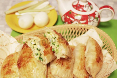 Puff pastry with onion and egg